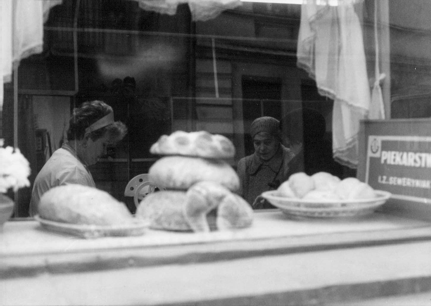 Bread store, Nowotki at Mariana Buczka St., Łódź